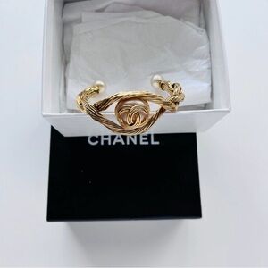 CHANEL Gold Twisted Wire Bracelet with Pearl Accents